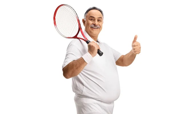 Volwassen Man Met Een Tennis Racket Zijn Schouder Tonen Duimen — Stockfoto