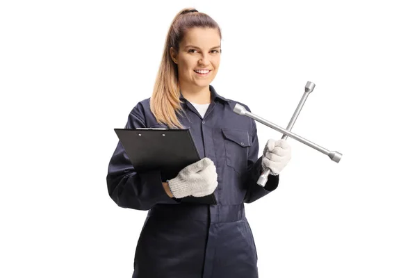 Kobieta Mechanik Samochodowy Pracownik Ogólnych Spodniach Trzymając Klucz Dynamometryczny Schowek — Zdjęcie stockowe