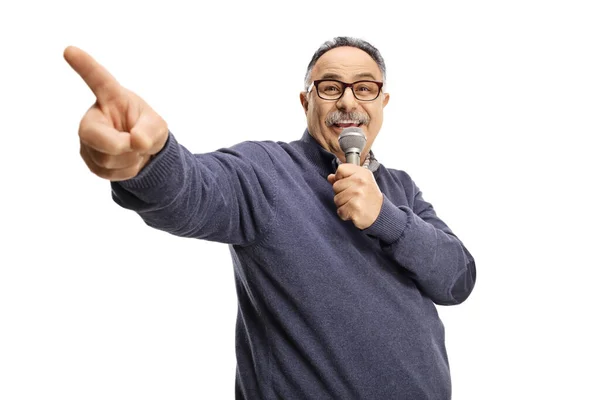 Volwassen Man Met Een Microfoon Zingen Wijzen Geïsoleerd Witte Achtergrond — Stockfoto