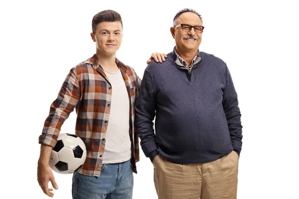 父亲和儿子摆着一个被白色背景隔开的足球 — 图库照片