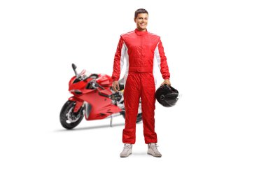 Kırmızı motosikletli bir yarışçının beyaz arka planda izole edilmiş bir kask tutarken tam boy portresi.