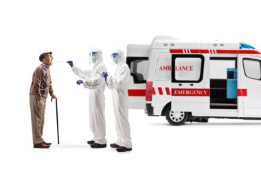 Beyaz arka planda izole edilmiş yaşlı bir adamdan ambulansla pamuk çubuğu testi yaptıran bir sağlık çalışanının tam boy profil fotoğrafı.