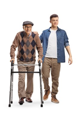 Beyaz arka planda yaşayan yaşlı bir adama yardım eden adam.