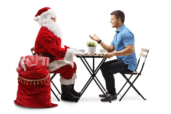 Άγιος Βασίλης Και Ένας Νεαρός Συζητούν Ένα Καφέ Απομονωμένοι Λευκό — Φωτογραφία Αρχείου