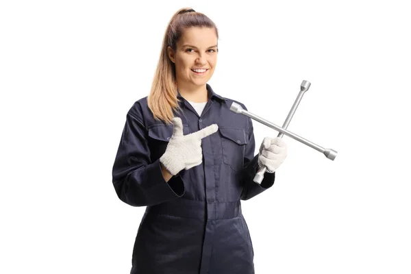 Kobieta Mechanik Samochodowy Trzymając Klucz Dynamometryczny Wskazując Izolowane Białym Tle — Zdjęcie stockowe