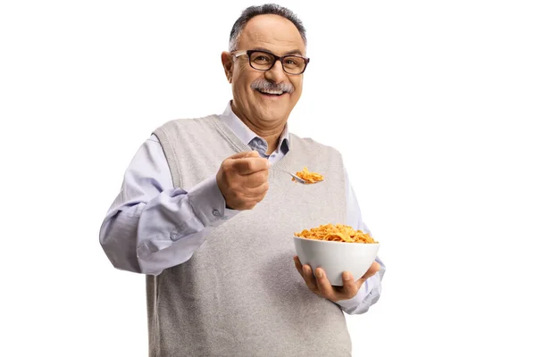 Glimlachende Volwassen Man Staan Eten Cornflakes Geïsoleerd Witte Achtergrond — Stockfoto