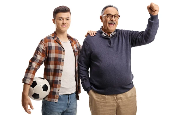 一个成熟的男人和一个男人摆出足球的架势 在白色的背景上独立地欢呼 — 图库照片