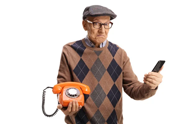 Confused Elderly Man Holding Vintage Rotary Phone Smartphone Isolated White — Stock Photo, Image