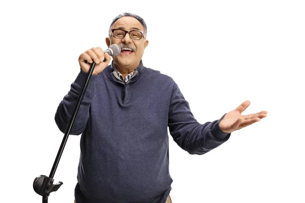 Homme Mûr Avec Microphone Chantant Profitant Isolé Sur Fond Blanc — Photo