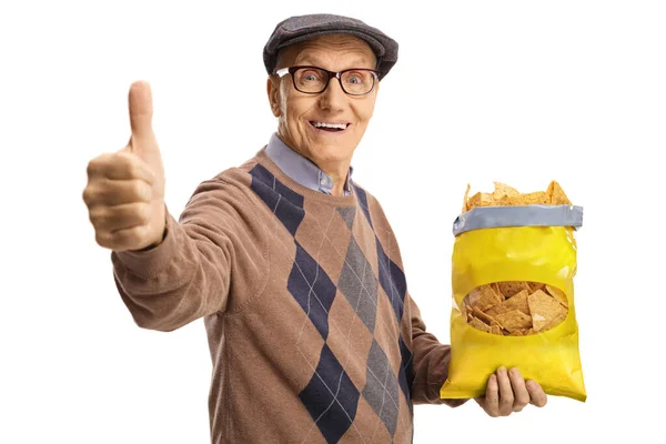 Vidám Idős Férfi Kezében Egy Csomag Tortilla Chips Mutatja Hüvelykujját — Stock Fotó