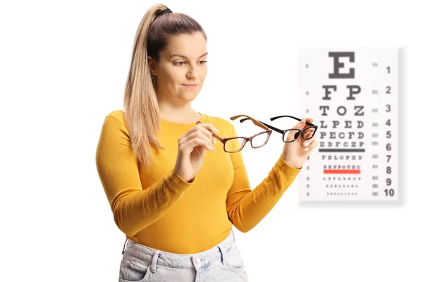 Mujer Joven Comparando Dos Pares Gafas Frente Una Prueba Visión — Foto de Stock