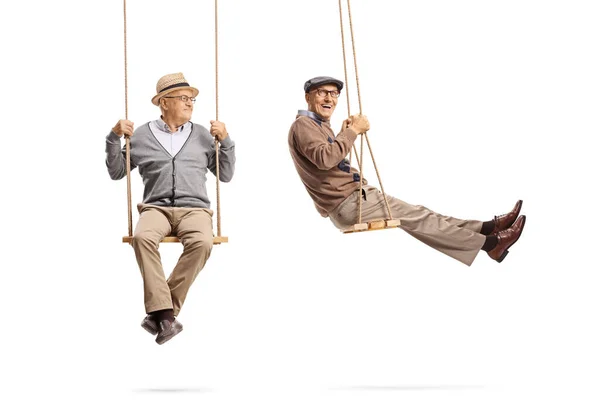 Volledige Lengte Schot Van Twee Oudere Mannen Swingen Schommels Geïsoleerd — Stockfoto