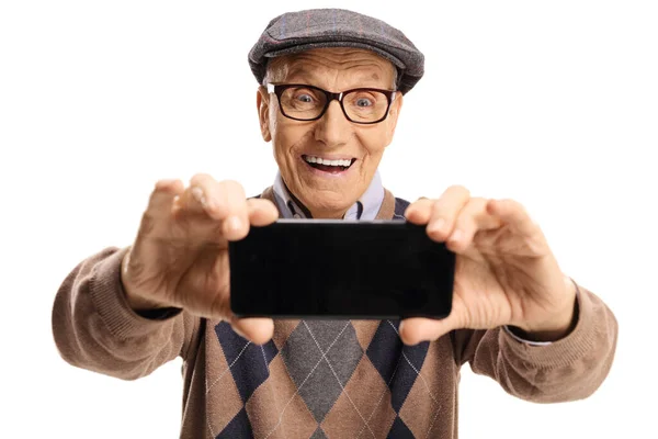 Vrolijke Oudere Man Neemt Een Selfie Met Een Smartphone Geïsoleerd — Stockfoto