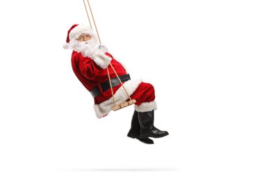 Beyaz arka planda izole edilmiş tahta salıncakta sallanan Noel Baba 'nın yan görüntüsü.