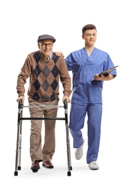 Sağlık çalışanı ve beyaz arka planda yürüteç olan kıdemli bir adam.