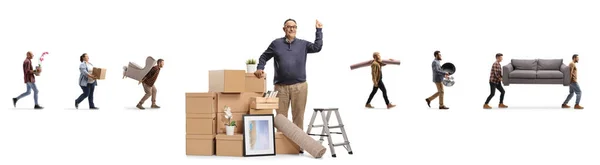 一个成熟的男人 拿着一堆纸板箱指向上 后面的人背着被白色背景隔离的家居用品 — 图库照片
