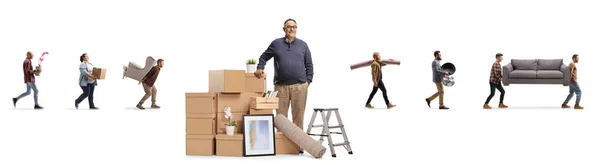 提纸板箱的男人和背着白色背景的家居用品的其他人 — 图库照片