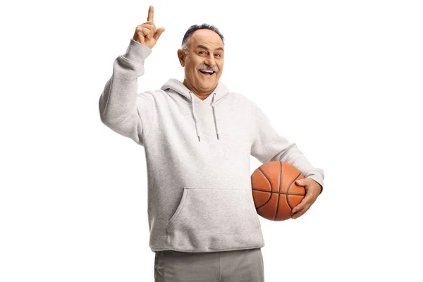 Sonriente Hombre Maduro Sosteniendo Una Pelota Baloncesto Apuntando Hacia Arriba —  Fotos de Stock