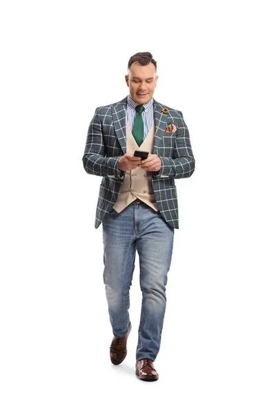 Portrait Complet Homme Costume Élégant Jeans Marchant Utilisant Smartphone Isolé — Photo