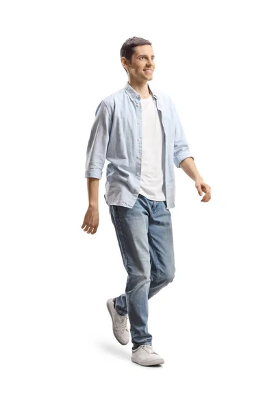 一个穿着牛仔裤和衬衫 独立行走在白色背景下的快乐年轻人的全景照片 — 图库照片