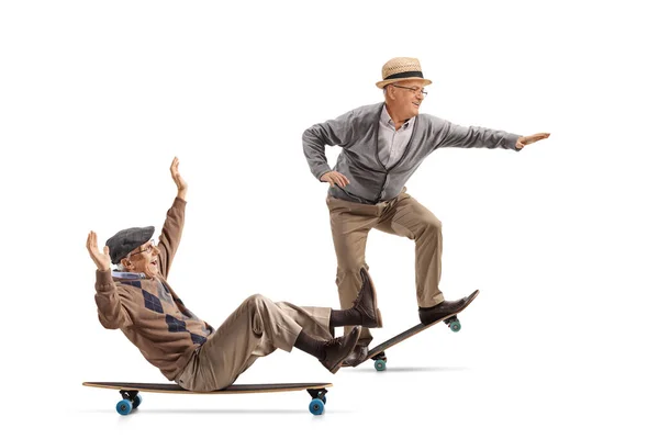 Два Пожилых Мужчины Скейтбордах Изолированы Белом Фоне — стоковое фото