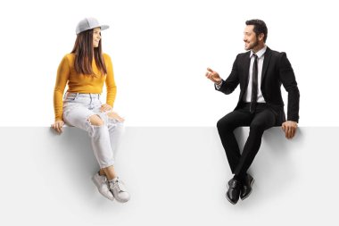 Modayı takip eden genç bir kadın ve bir iş adamı afişte oturuyor ve beyaz arka planda izole bir şekilde konuşuyorlar.