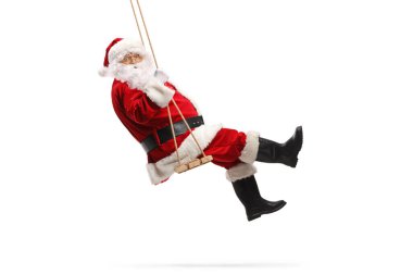 Noel Baba salıncakta sallanıyor ve beyaz arka planda izole edilmiş kameraya bakıyor.