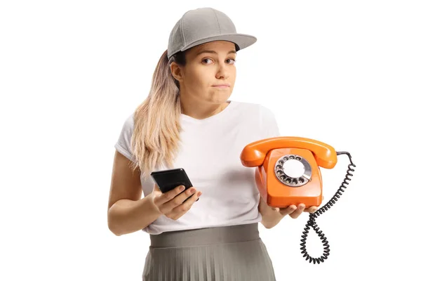 Mujer Joven Confundida Sosteniendo Viejo Teléfono Giratorio Vintage Teléfono Inteligente — Foto de Stock