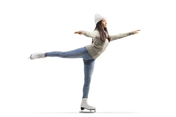 フル長いですショットの若いですカジュアル女性アイススケートとともに一本足アップ孤立した上に白の背景 — ストック写真