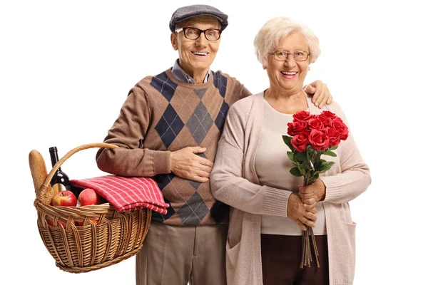 Couple Âgé Avec Panier Pique Nique Bouquet Roses Rouges Isolées — Photo
