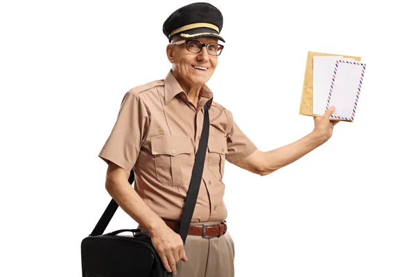 Postino Allegro Uniforme Con Lettere Mano Sorridente Isolato Sfondo Bianco — Foto Stock