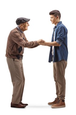 Büyükbaba ve genç torun beyaz arka planda el ele tutuşuyorlar.