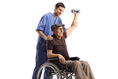 Beyaz arka planda izole edilmiş tekerlekli sandalyedeki yaşlı bir adamla egzersiz yapan bir fizyoterapist.