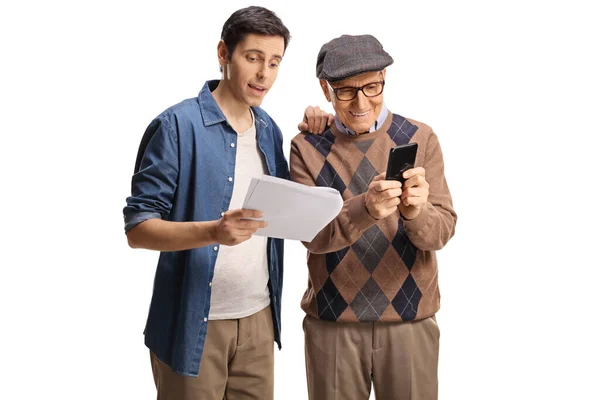 Hombre Mayor Con Smartphone Joven Sosteniendo Documento Papel Aislado Sobre — Foto de Stock