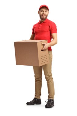 Bir teslimatçının beyaz arka planda izole edilmiş karton bir kutu taşıdığı uzun bir çekim. 