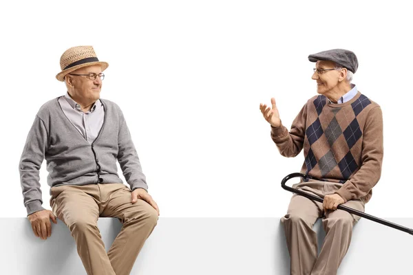Yaşlı Adamlar Panelde Oturup Beyaz Arka Planda Izole Bir Şekilde — Stok fotoğraf