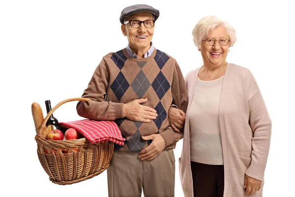 拿着野餐篮的老年男女对着被白色背景隔离的相机笑着 — 图库照片