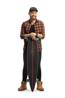 Beyaz arka planda izole edilmiş uzun bir pano tutan modaya uygun gülümseyen bir adamın tam boy portresi.    