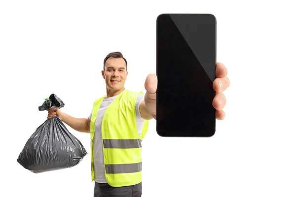 Avfallssamlare Som Håller Sopsäck Och Smartphone Isolerad Vit Bakgrund — Stockfoto