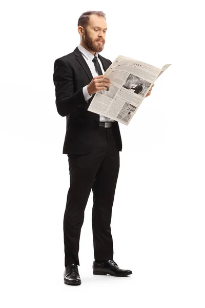 Plná Délka Záběr Mladého Profesionálního Muže Obleku Stojící Čtení Novin — Stock fotografie
