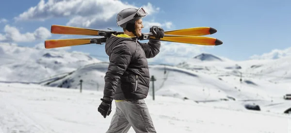 Profile Shot Man Skiing Boots Walking Carrying Skis Mountain — стоковое фото