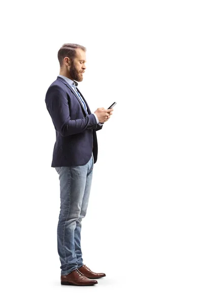 Full Length Profile Shot Man Suit Jeans Typing Mobile Phone — Stockfoto