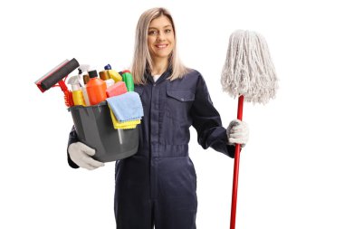 Üniformalı profesyonel bir temizlikçi elinde bir kova temizlik malzemesi ve beyaz arka planda izole edilmiş bir paspas tutuyor.