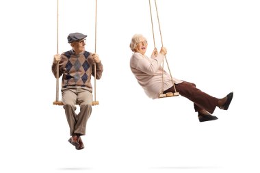 Yaşlı adam bir kadına bakıyor ve beyaz arka planda izole edilmiş tahta salıncaklarda sallanıyor.