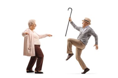 Beyaz arka planda yalnız dans eden yaşlı adam ve kadın.