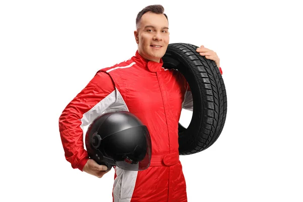 Racer Röd Kostym Som Håller Ett Däck Och Hjälm Isolerad — Stockfoto