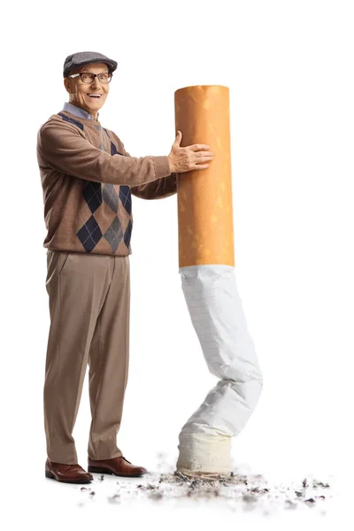 Полный Портрет Пожилого Человека Улыбающегося Откладывающего Большую Сигарету Белом Фоне — стоковое фото