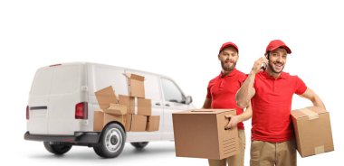 Elinde karton kutularla teslimatçı adamlar ve beyaz arka planda izole edilmiş bir cep telefonu kullanıyorlar. 