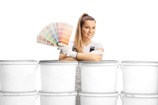 Vrouwelijke Huisschilder Leunend Een Stapel Emmers Met Een Kleurenpalet Geïsoleerd — Stockfoto