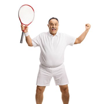 Tenis raketi olan mutlu olgun bir adam beyaz arka planda izole edilmiş bir şekilde kazandı.